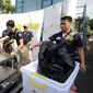 Petugas Bea Cukai menjaga barang bukti sabu seberat 33 kg saat rilis di Jakarta, Kamis (23/6). Bea Cukai bersama BNN menggagalkan penyelundupan 33 kg sabu yang dikemas dalam tiga moulding stainless stell. (Liputan6.com/Helmi Fithriansyah)