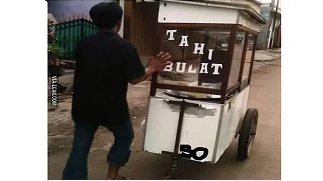 6 Tulisan Salah Ketik di Gerobak Jualan Pinggir Jalan Ini Kocak