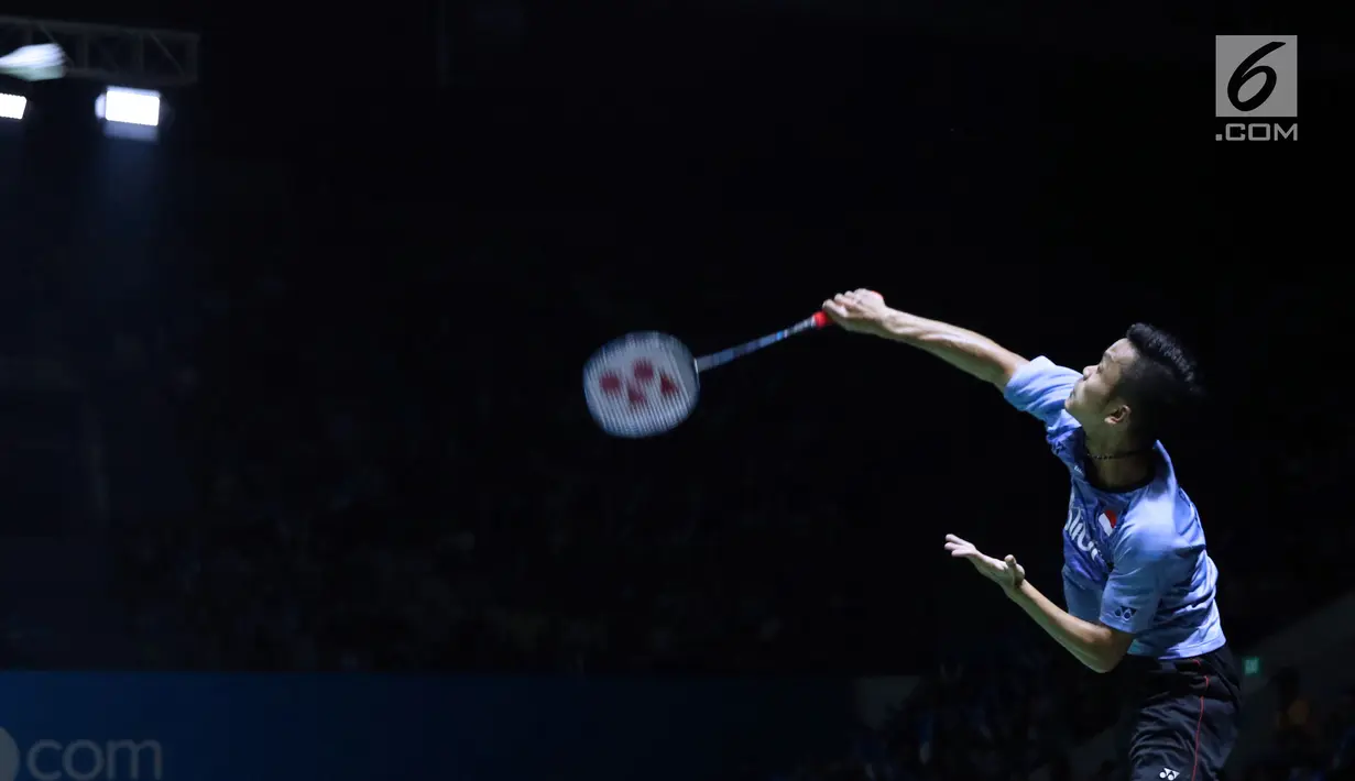 Tunggal putra Indonesia, Anthony Sinisuka Ginting melakukan smesh ke pebulu tangkis Belanda, Mark Caljouw pada babak 32 besar Indonesia Open 2018, Istora GBK, Jakarta, Rabu (4/7). Anthony menang 21-9, 21-17. (Liputan6.com/Helmi Fithriansyah)