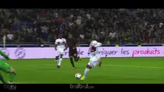 Berita video aksi berbahaya yang dipertunjukkan Alexandre Lacazette saat berseragam Lyon. This video is presented by BalBall