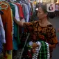 Warga memilih pakaian bekas saat kegiatan Ramadhan Berbagi: Bazaar Sayuran dan Baju Layak Pakai di Jalan Jati Padang, Pasar Minggu, Jakarta Selatan, Jumat (7/4/2023). (merdeka.com/Arie Basuki)