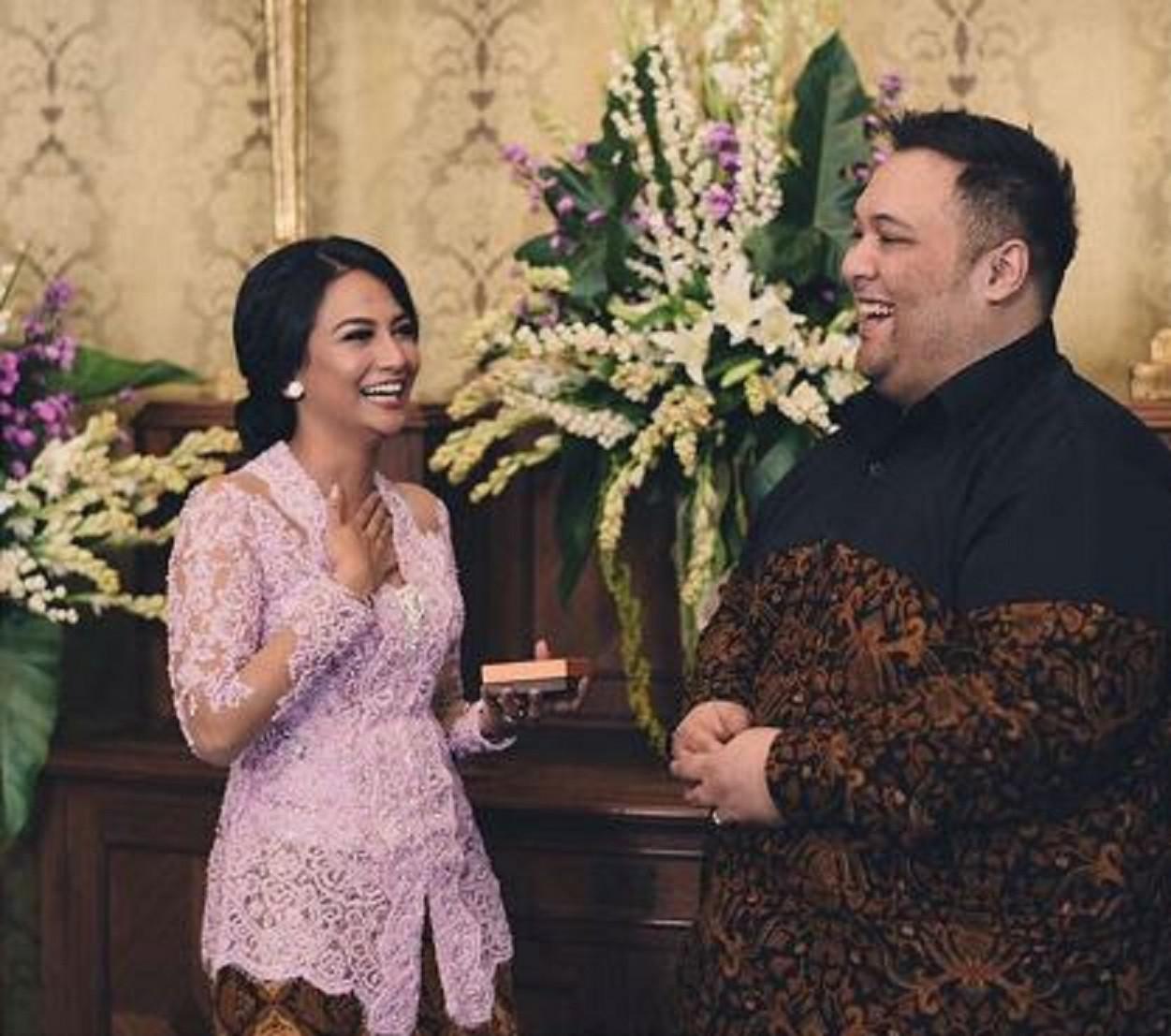 Putus dari Didi Mahardika, Vanessa Angel Jalan Bareng Pria Bule