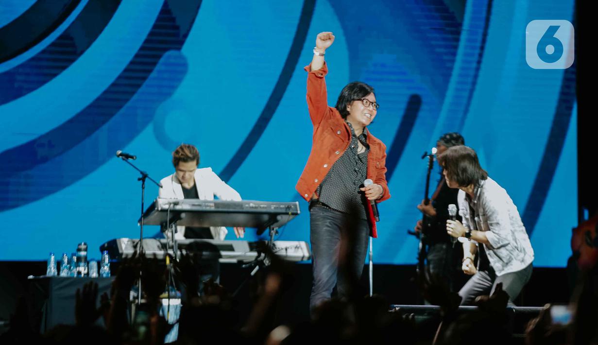 Penampilan Once Mekel, Ari Lasso, dan Dul Jaelani saat berkolaborasi dengan grup band Dewa 19 dalam Tamagochill (its’s time to go chill) di Tennis Indoor Senayan, Jakarta Pusat, pada Kamis (21/11/2019). Kolaborasi Dewa 19, Once, Ari Lasso, dan Dul memukau penonton. (Liputan6.com/Faizal Fanani)
