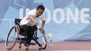 Petenis Indonesia, Erwin Subrata, berusaha mengembalikkan bola saat melawan wakil Taiwan, Chu-Yin Huang dan Tzu-Hsuan Huang, pada Asian Para Games di Kelapa Gading, Jakarta, Senin (8/10/2018). Indonesia takluk 2-0 dari Taiwan. (Bola.com/M Iqbal Ichsan)