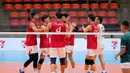 Pemain Timnas voli putra Indonesia merayakan raihan poin saat melawan Myanmar pada babak penyisihan Grup B SEA Games 2025 di di Stadion Indoor Huamark, Bangkok, Thailand, pada Senin (15/12/2025) pagi WIB. (Bola.com/Bagaskara Lazuardi)