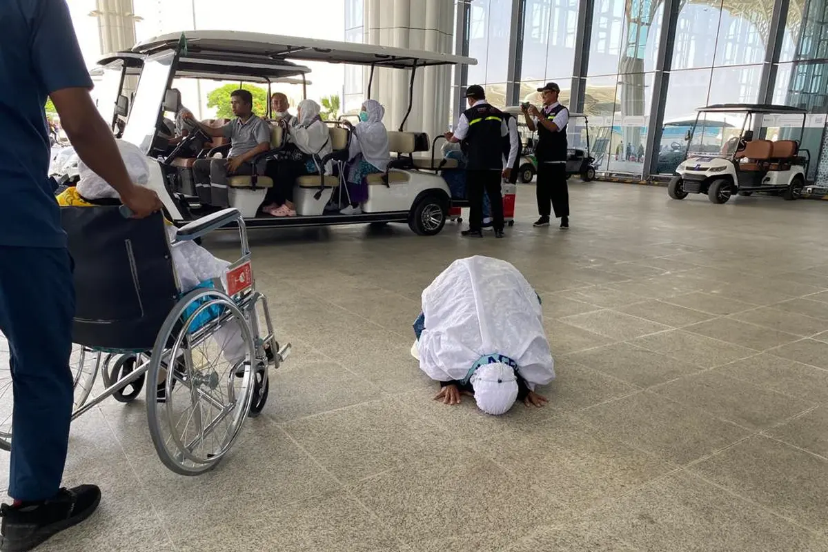 Jemaah haji asal Aceh yang tergabung dalam kelompok terbang (kloter) 1 Embarkasi BTJ telah tiba di Bandara Internasional Amir Mohammed bin Abdul Aziz, Madinah, Rabu (24/5/2023) siang waktu setempat.