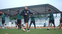 Pemain Persikabo sudah memulai latihan bersama di Lapangan Pusat Misi Pemeliharaan Perdamaian (PMPP), Hambalang, Kabupaten Bogor, Senin (6/7/2020) pagi. (Bola.com/Permana Kusumadijaya)