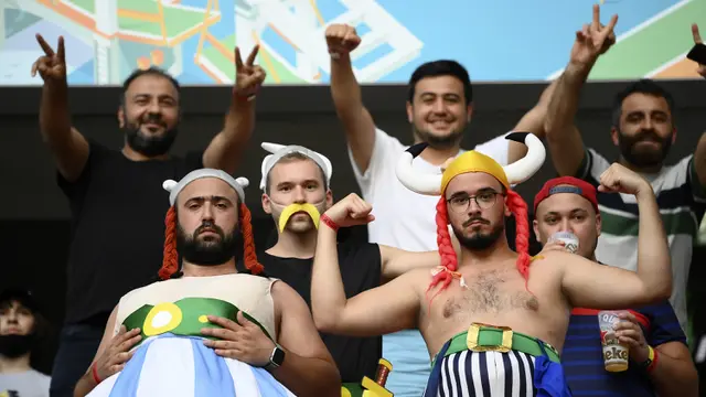 Foto Piala Eropa: Parade Kostum Unik para Suporter di Fase Grup Euro 2020