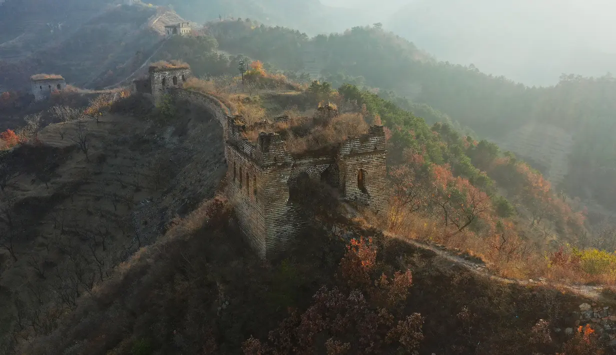 Foto dari udara yang diabadikan pada 4 November 2020 ini menunjukkan pemandangan musim gugur di Tembok Besar seksi Yumuling di Wilayah Qianxi, Provinsi Hebei, China utara. (Xinhua/Yang Shiyao)