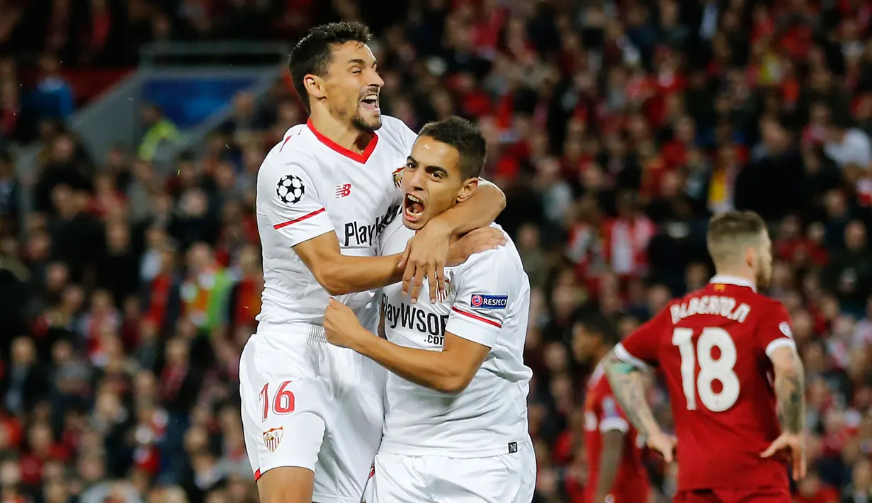 Pemain Sevilla, Wissam Ben Yedder dan Jesus Navas berselebrasi setelah mencetak gol ke gawang Liverpool dalam laga Grup E Liga Champions di Stadion Anfield, Rabu (13/9). Sevilla berhasil menahan imbang Liverpool dengan skor 2-2. (AP Photo/Frank Augstein)