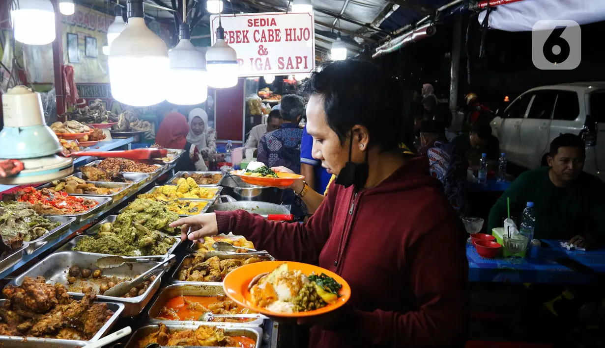 Diketahui, sentra kuliner khas Sumatera Barat tersebut telah ada sejak tahun 1970-an. (Liputan6.com/Herman Zakharia)