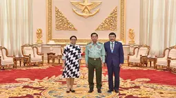 Menteri Luar Negeri RI, Retno Marsudi berfoto dengan Panglima Angkatan Bersenjata Myanmar, Jenderal Senior U Min Aung Hlaing (tengah) usai melakukan pertemuan di kantor Militer Ibu Kota Naypyidaw, Senin (4/9). (Myanmar Office of Commander in Chief via AP)