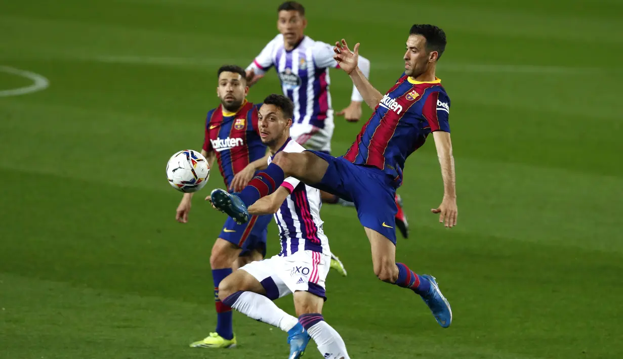 Gelandang Barcelona, Sergio Busquets, mengontrol bola saat melawan Real Valladolid pada laga Liga Spanyol di Stadion Camp Nou, Selasa (6/4/2021). Barcelona menang dengan skor 1-0. (AP Photo/Joan Monfort)