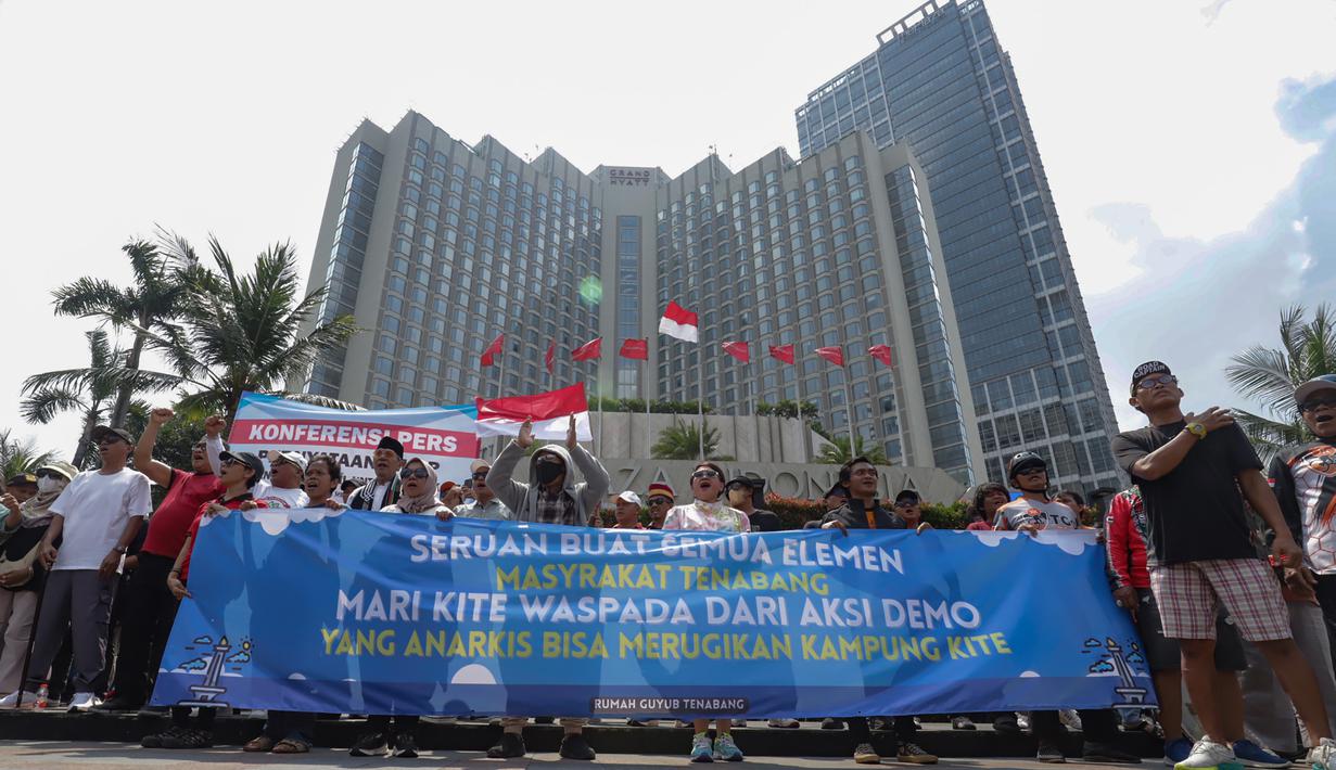 Sejumlah warga melakukan deklarasi damai Tanah Abang Memanggil untuk Jaga Jakarta di kawasan Bundaran Hotel Indonesia, Jakarta, Senin (1/9/2025). (merdeka.com/Arie Basuki)