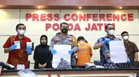 Polda Jatim menangkap pemalsu kosmetik merek KLT. (Dian Kurniawan/Liputan6.com).
