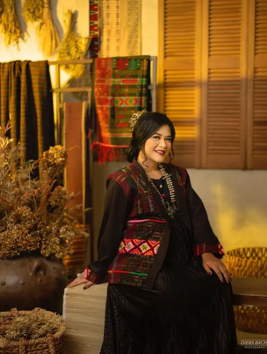 Dengan sentuhan outer tenun, Kahiyang Ayu terlihat menawan dengan dress hitam panjang [@ayangkahiyang]