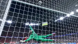 Kedua tim bermain imbang 1-1 dalam 120 menit pertandingan. Drama adu penalti yang berakhir dengan skor 4-3 menjadi akhir dari pertandingan dan membawa PSG menjadi juara. (AFP/Franck Fife)
