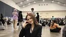 Syifa Hadju tampil dengan atasan lengan panjang crop top model blazer dipadukan bawahan pendek warna serasi. @syifahadju