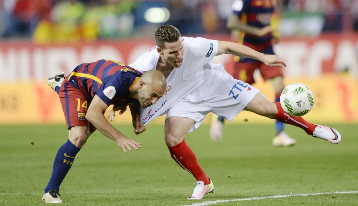 Mascherano hengkang ke Barcelona pada tahun 2010 dan berubah posisi menjadi bek tengah. Menariknya, peran baru tersebut membuat permainan Mascherano kian apik. Bersama Barca, Mascherano sukses mempersembahkan total 18 trofi. (AFP/Josep Lago)