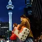 Dua wanita yang mengenakan masker melintas di jalan Kota Auckland, Selandia Baru, Rabu (12/8/2020). Kota terbesar di Selandia Baru, Auckland, pada 12 Agustus 2020 kembali memberlakukan Siaga COVID-19 Level 3 selama tiga hari setelah empat kasus terkonfirmasi pada 11 Agustus 2020. (Xinhua/Li Qiaoq)