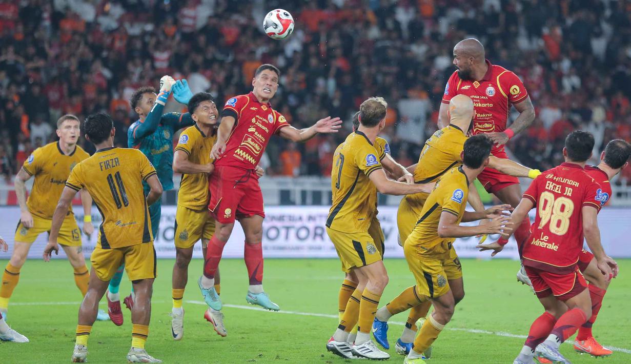 Menjamu Bhayangkara FC di Stadion Utama Gelora Bung Karno (SUGBK), Jakarta, Senin (29/12/2025), Persija langsung tampil agresif dan mengambil insiatif menyerang sejak menit awal pertandingan. Tampak dalam foto, pemain Persija berebut penguasaan bola atas saat menjamu Bhayangkara FC pada lanjutan BRI Super League 2025/2026 di Stadion Utama Gelora Bung Karno (SUGBK), Jakarta, Senin (29/12/2025). (Bola.com/M Iqbal Ichsan)