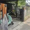 Garasi rumah korban mengalami kerusakan usai cekcok dengan tetangga di wilayah Rangkapan Jaya Baru, Depok. (Liputan6.com/Dicky Agung Prihanto)