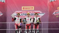 Pembalap Astra Honda Motor, Afridza Munandar (kiri), menjadi runner up pada balapan pertama Asia Talent Cup 2019, di Sirkuit Sepang, Malaysia, Sabtu (15/6/2019). (Media AHM)