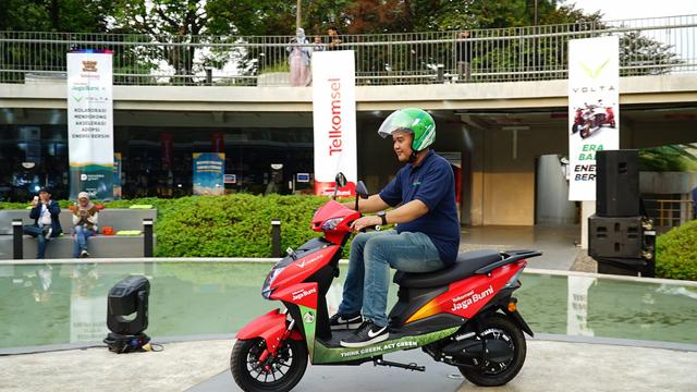 Telkomsel menggandeng Volta menghadirkan program bundling sewa motor listrik, di mana pelanggan akan mendapatkan kuota data mulai dari 800 MB hingga 2 GB sebagai upaya mendukung pengurangan emisi karbon di Indonesia (Telkomsel)