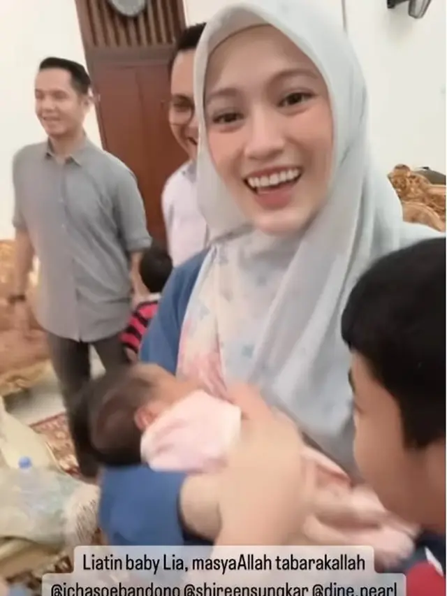 6 Momen Geng Mewah Jenguk Anak Ketiga Alyssa dan Dude Harlino, Sekalian Reuni