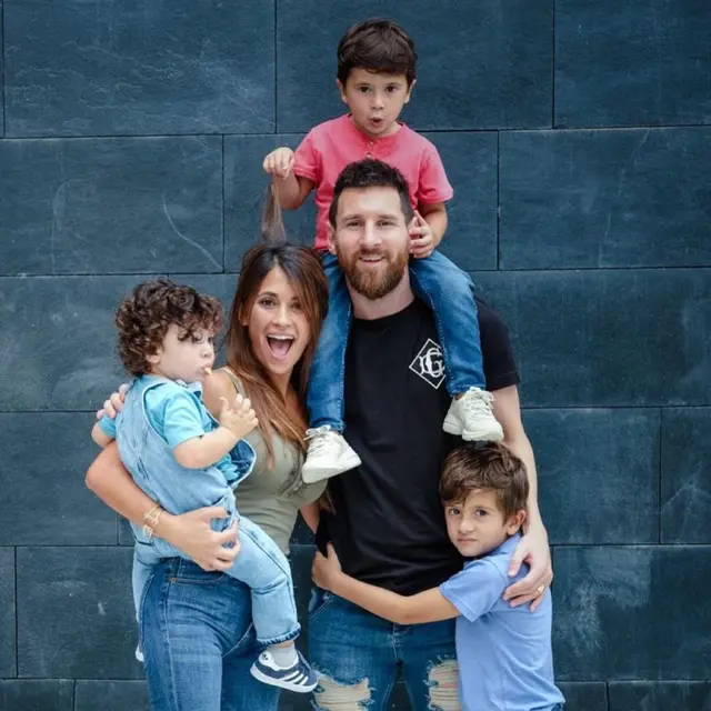 Lionel Messi, Antonela Roccuzzo, dan keluarga. (Instagram/ antonelaroccuzzo)