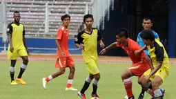 Penyerang Persija Jakarta, Bambang Pamungkas (kedua dari kanan) mencoba lolos dari kawalan pemain Martapura FC saat laga uji coba di Stadion GBK Jakarta, Selasa (6/1/2015). Persija unggul 2-1 atas Martapura FC. (Liputan6.com/Helmi Fithriansyah)