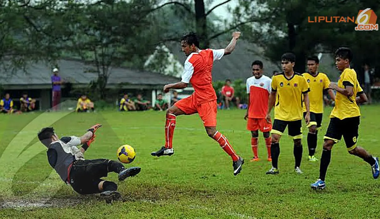 Sebagai persiapan menghadapi ISL musim 2014 Persija Jakarta berujicoba dengan klub lokal Urakan FC di POR Sawangan Depok Jabar pada Selasa 28 Januari 2014 (Liputan6.com/Helmi Fithriansyah).