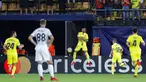 Pemain Villarreal Arnaut Danjuma (tengah) melakukan selebrasi usai mencetak gol ke gawang Atalanta pada pertandingan Grup F Liga Champions di Villarreal, Spanyol, Selasa (14/9/2021). Pertandingan berakhir imbang 2-2. (AP Photo/Alberto Saiz)