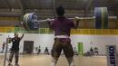 Lifter Indonesia, Edi Kurniawan, melakukan angkatan saat latihan di Gymnasium Sabilulungan, Jumat (21/7/2017). Tim angkat besi Indonesia melakukan persiapan jelang SEA Games 2017 Malaysia. (Bola.com/Vitalis Yogi Trisna)