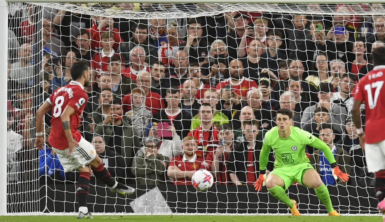 Pemain sekaligus kapten Manchester United, Bruno Fernandes (kiri), berhasil mencetak gol dari titik penalti dalam pertandingan partai tunda pekan ke-32 Liga Inggris2022/2023 yang berlangsung di Old Trafford, Jumat (26/5/2023) dini hari WIB. (AFP/Oli Scarff)