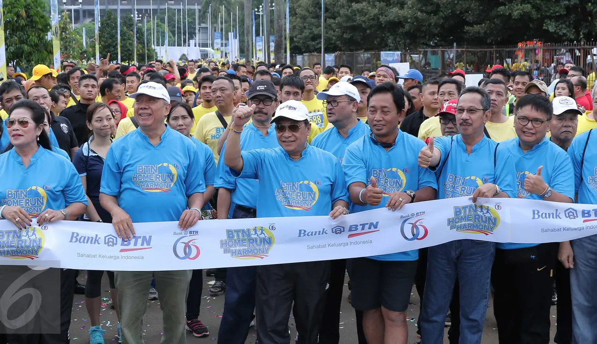 Direktur Utama Bank BTN Maryono (topi berkacamata hitam) melepas ribuan peserta home run in harmony di Senayan, Jakarta, Minggu (21/2). PT Bank Tabungan Negara (Persero) Tbk (BBTN) merayakan hari ulang tahunnya (HUT) ke 66. (Liputan6.com/Angga Yuniar)