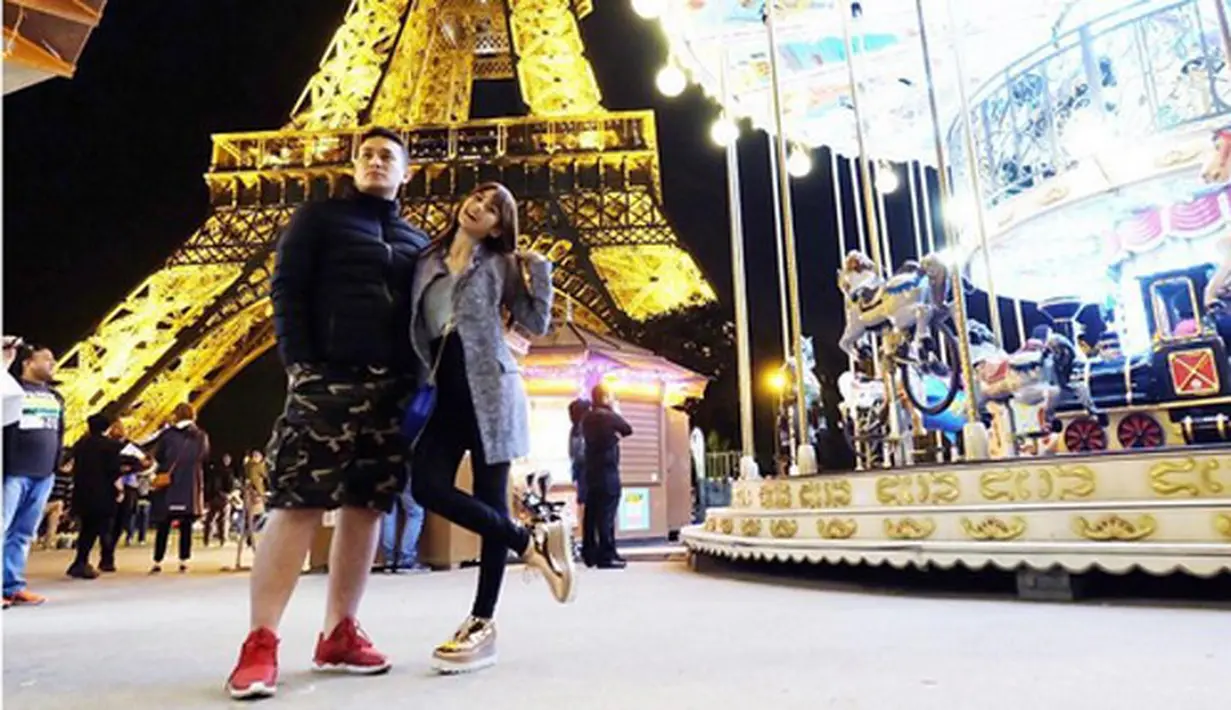 Kedua pasangan yang menikah pada pertengahan bulan September itu sedang menikmati suasana di menara Eiffel. Keceriaan begitu terlihat dengan latar belakang Eiffel Tower tersebut. (Instagram/adieztyfersa)