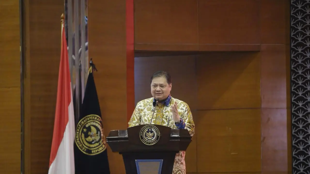 Menteri Koordinator Bidang Perekonomian Airlangga Hartarto memberikan sambutan mewakili Wakil Presiden Ma’ruf Amin di Kompetisi Ekonomi (KOMPek) ke-26 Fakultas Ekonomi dan Bisnis Universitas Indonesia, Selasa (30/1/2024). (Dok Kemenko Perekonomian)