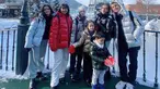 Ussy Sulistiawaty dan Andhika Pratama tampak mengajak kelima anaknya menikmati momen liburan akhir tahun bersama. Keluarga selebriti ini pun tampak tengah berada di Jepang untuk habiskan akhir tahun bersama. (Liputan6.com/IG/@ussypratama)