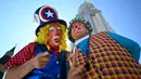 Badut berpartisipasi dalam parade untuk merayakan Hari Badut Nasional Salvador di San Salvador pada 7 Desember 2022. El Salvador telah menetapkan Rabu pertama di bulan Desember sebagai Hari Badut Nasional. (Photo by Marvin RECINOS / AFP)