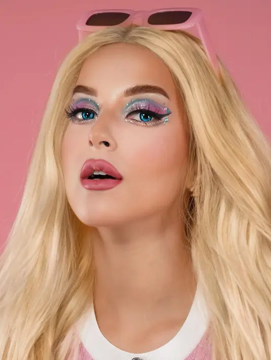 Eye makeup Tasya Farasya saat melakukan cosplay Barbie pun berhasil mencuri perhatian. Pasalnya, dirinya tampak memadukan warna pink serta biru yang membuat matanya tampak menonjol. (Liputan6.com/IG/@tasyafarasya)