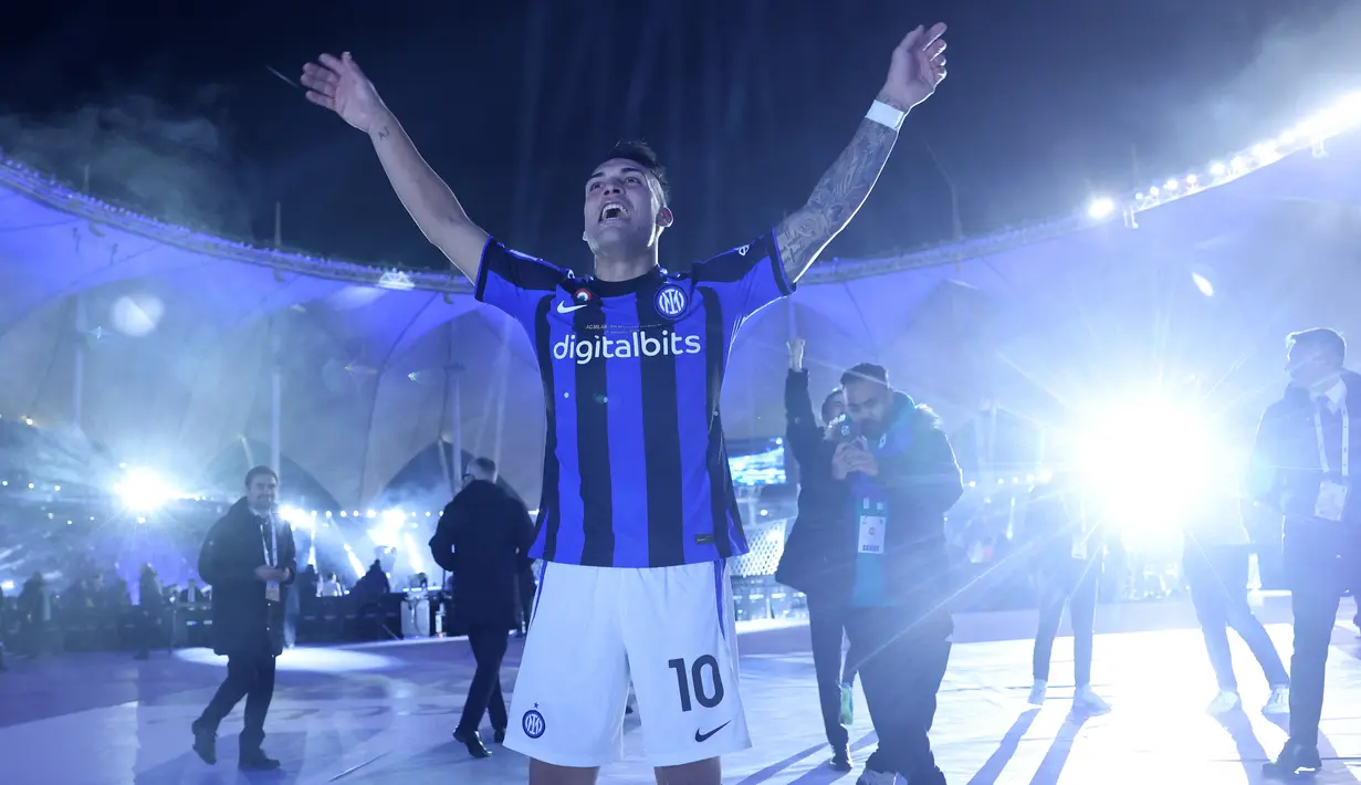 Penyerang Inter Milan asal Argentina Lautaro Martinez melakukan selebrasi bersama para penggemar setelah memenangkan gelar juara Piala Super Italia dalam final melawan AC Milan di King Fahd International Stadium, Kamis (19/1/2023) dini hari WIB. Inter pertama kali meraih gelar Piala Super Italia pada tahun 1989. (Giuseppe CACACE / AFP)
