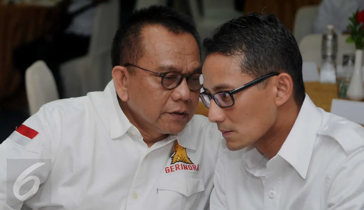 Ketua DPD DKI Gerindra M Taufik berbincang dengan Anggota Dewan Pembina Partai Gerindra Sandiaga Uno saat proses penjaringan Calon Gubernur (Cagub) DKI Jakarta oleh Partai Gerindra di Hotel Sari Pan Pasific, (27/1). (Gempur M Surya/Liputan6.com)