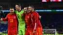 Para pemain Timnas Wales merayakan kemenangan tim mereka atas Hungaria pada laga Grup E Kualifikasi Piala Eropa 2020 di Cardiff City Stadium, Selasa (19/11/2019). Wales memastikan satu tempat di putaran final Piala Eropa 2020 setelah mengalahkan Hungaria 2-0. (Paul ELLIS/AFP)