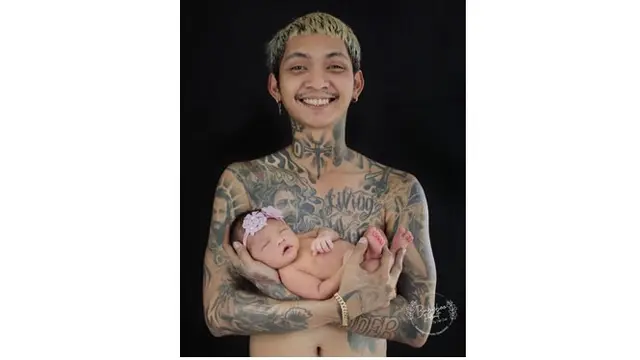 Potret bahagia Young Lex saat menggendong sang buah hati.