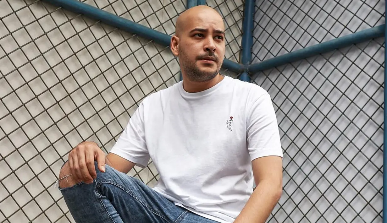 Pada gaya penampilan kasualnya, Riza juga lebih sering memadukan atasannya dengan menggunakan celana denim. Penampilan Riza Shahab meski hanya dengan kaus berwarna putih dan celana denim pun tetap menawan. (Liputan6.com/IG/@rizashahab)