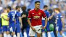 Striker Manchester United, Alexis Sanchez, tampak kecewa usai dikalahkan Chelsea pada laga final Piala FA 2017-2018 di Stadion Wembley, Sabtu (19/5/2018). Chelsea menang 1-0 atas Manchester United. (AFP/Ian Kington)