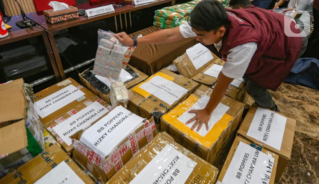 Ada 157 kilogram sabu yang berhasil diamankan yaitu 50 kilogram dari Malaysia 50 dan 107 kilogram dari Myanmar. (merdeka.com/Arie Basuki)