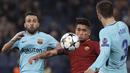 Penyerang AS Roma, Cengiz Under, berebut bola dengan bek Barcelona, Jordi Alba dan Gerard Pique, pada laga leg kedua perempat final Liga Champions, di Stadion Olimpico, Selasa (10/4/2018). AS Roma menang 3-0 atas Barcelona. (AP/Gregorio Borgia)