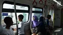 Warga menaiki moda transportasi kereta ringan atau light rail transit (LRT) saat berlangsung uji coba di Jakarta, Selasa (11/6/2019). LRT Jakarta akan beroperasi pada pukul 05.30-23.00 WIB dengan waktu kedatangan kereta (headway) setiap 10 menit. (merdeka.com/Imam Buhori)